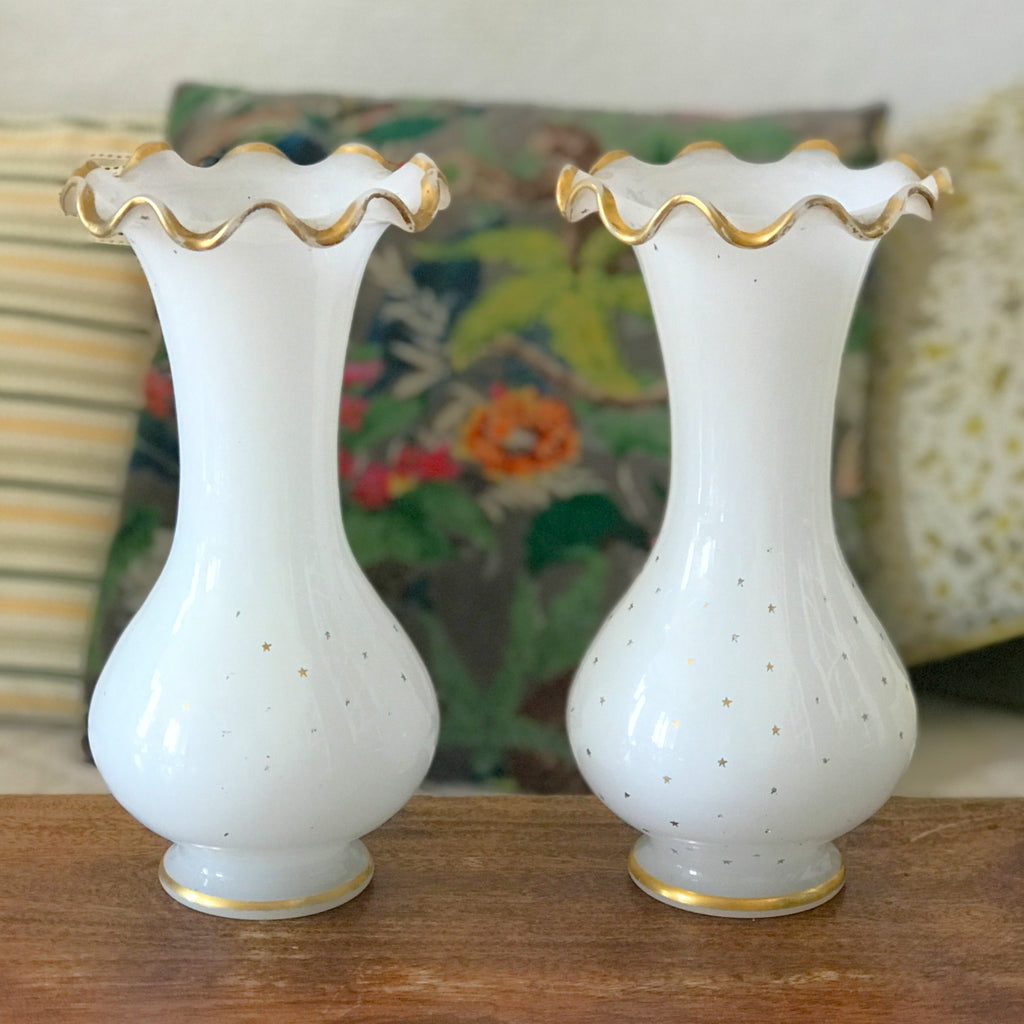 Paire de vases en opaline blanche décor étoiles dorées peintes à la main époque Napoléon III (Circa 1860) par Hello Broc brocante en ligne