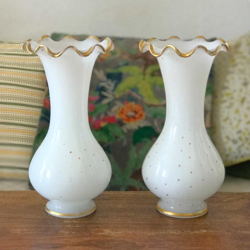Paire de vases en opaline blanche décor étoiles dorées peintes à la main époque Napoléon III (Circa 1860) par Hello Broc brocante en ligne