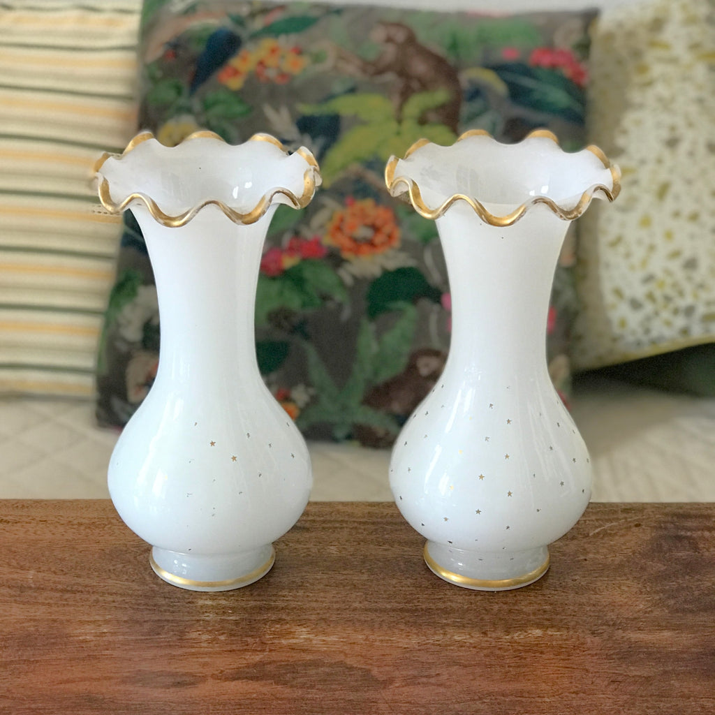 Paire de vases en opaline blanche décor étoiles dorées peintes à la main époque Napoléon III (Circa 1860) par Hello Broc brocante en ligne