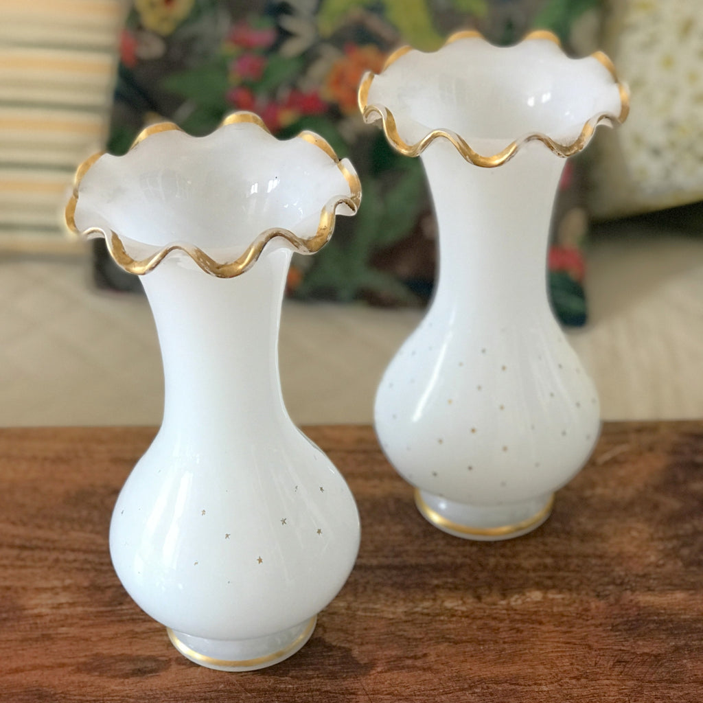 Paire de vases en opaline blanche décor étoiles dorées peintes à la main époque Napoléon III (Circa 1860) par Hello Broc brocante en ligne