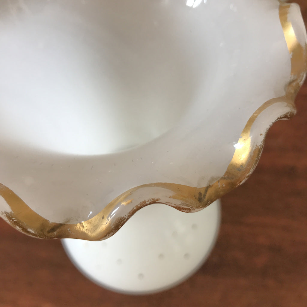 Paire de vases en opaline blanche décor étoiles dorées peintes à la main époque Napoléon III (Circa 1860) par Hello Broc brocante en ligne