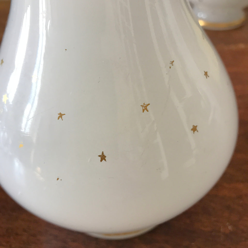 Paire de vases en opaline blanche décor étoiles dorées peintes à la main époque Napoléon III (Circa 1860) par Hello Broc brocante en ligne