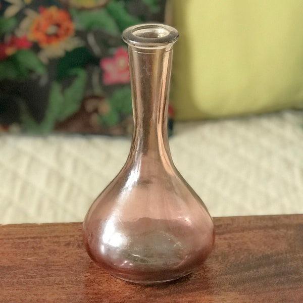 Vase en forme de bouteille en verre moulé mauve rosé par Hello Broc brocante en ligne