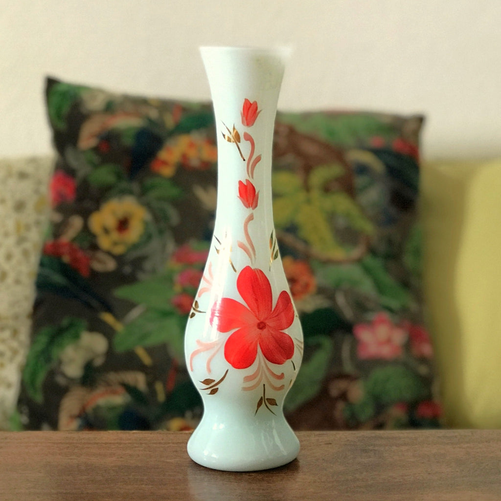 Soliflore vintage en verre opalin blanc décor peint main fleur rouge détails rose et doré par Hello Broc brocante en ligne