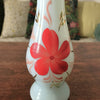 Soliflore vintage en verre opalin blanc décor peint main fleur rouge détails rose et doré par Hello Broc brocante en ligne