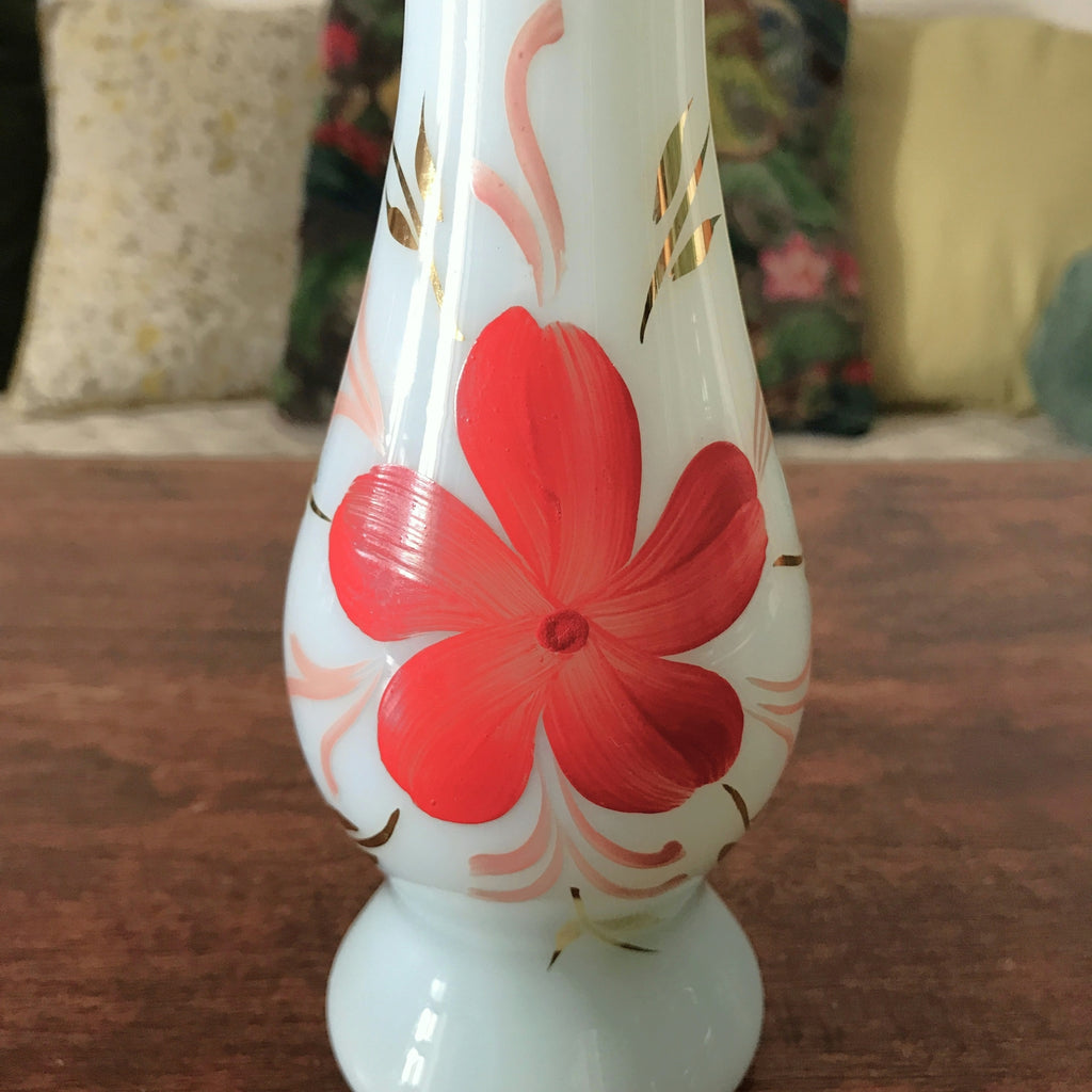 Soliflore vintage en verre opalin blanc décor peint main fleur rouge détails rose et doré par Hello Broc brocante en ligne