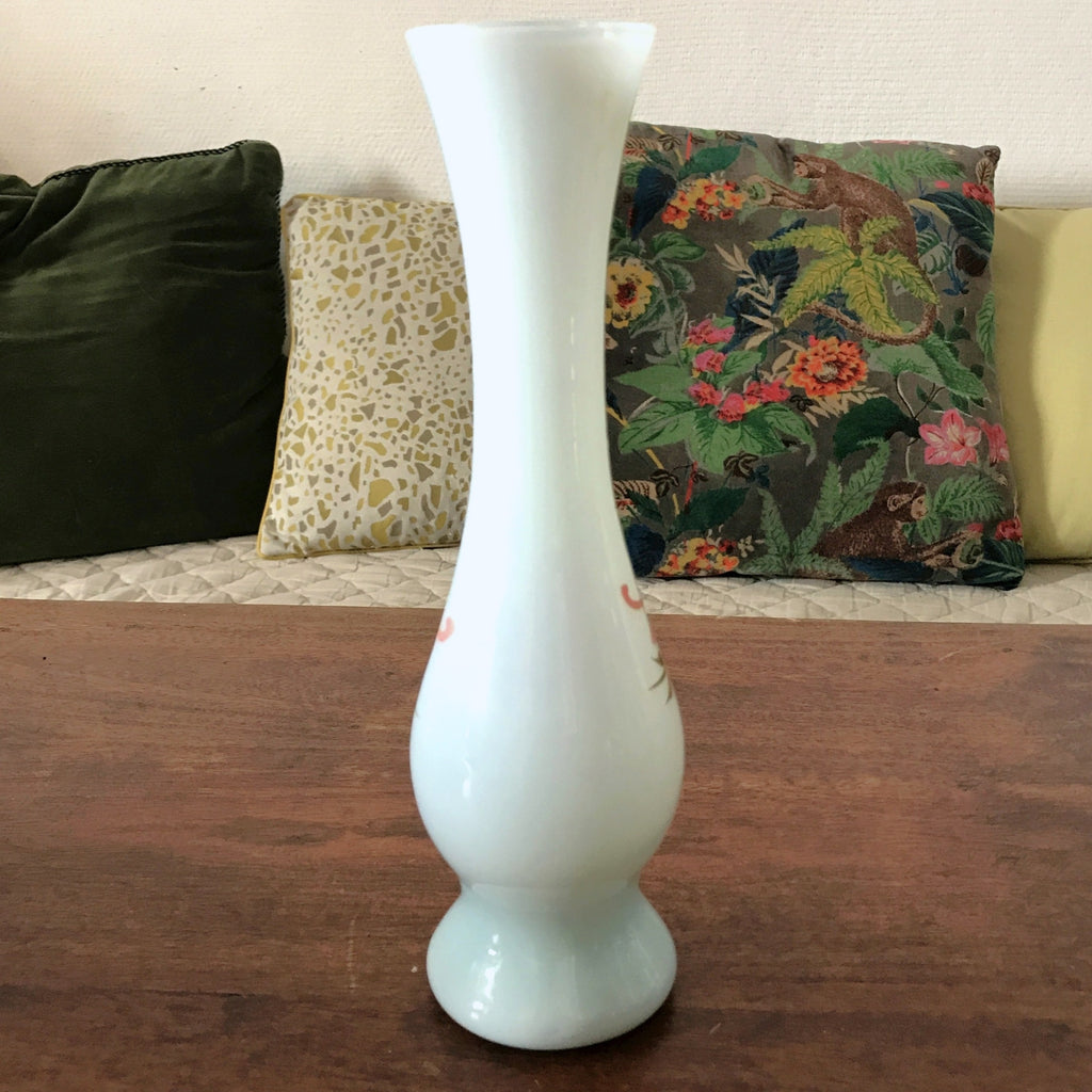 Soliflore vintage en verre opalin blanc décor peint main fleur rouge détails rose et doré par Hello Broc brocante en ligne