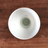 Soliflore vintage en verre opalin blanc décor peint main fleur rouge détails rose et doré par Hello Broc brocante en ligne