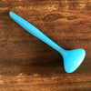 Soliflore vintage en verre opalin bleu pied rond et ouvrant biseauté par Hello Broc brocante en ligne