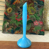 Soliflore vintage en verre opalin bleu pied rond et ouvrant biseauté par Hello Broc brocante en ligne