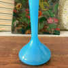 Soliflore vintage en verre opalin bleu pied rond et ouvrant biseauté par Hello Broc brocante en ligne