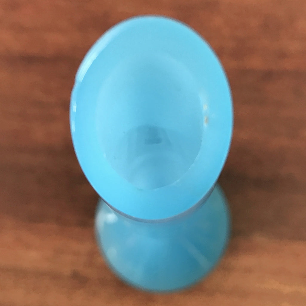 Soliflore vintage en verre opalin bleu pied rond et ouvrant biseauté par Hello Broc brocante en ligne