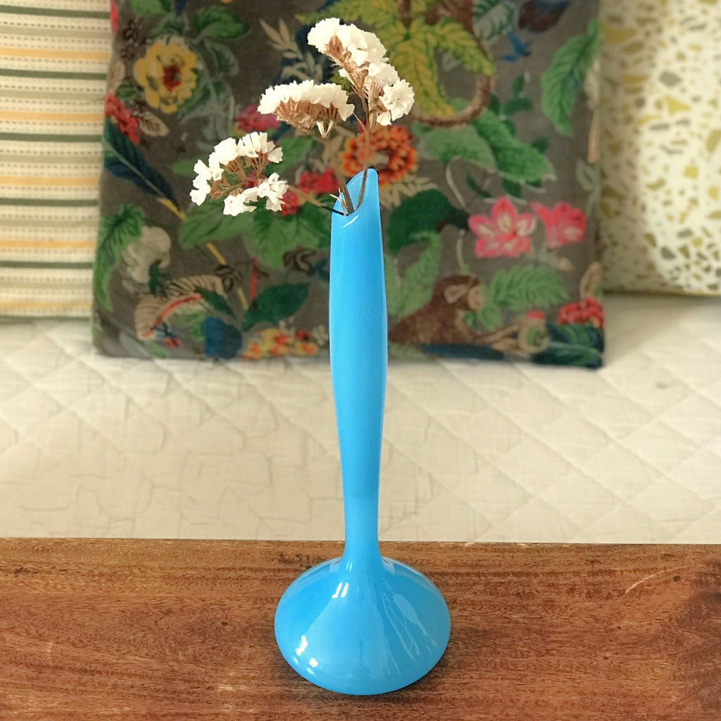 Soliflore vintage en verre opalin bleu pied rond et ouvrant biseauté par Hello Broc brocante en ligne