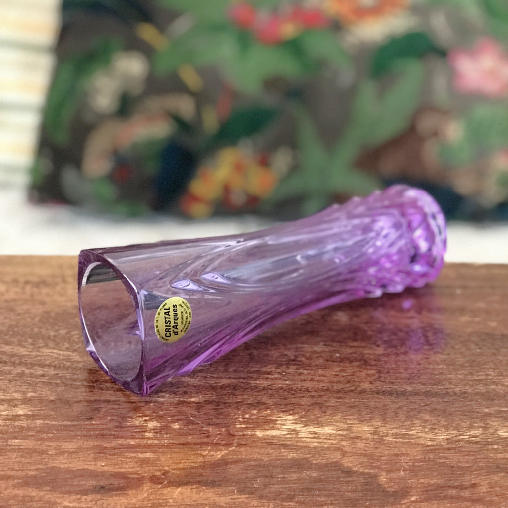 Soliflore petit vase vintage violet Cristal d'Arques hauteur de 17 cm par Hello Broc brocante en ligne