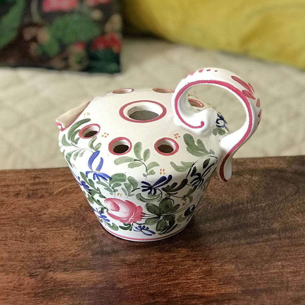 Pique-fleur et arrosoir vintage en céramique décoré à la main fleurs multicolores par Hello Broc brocante en ligne