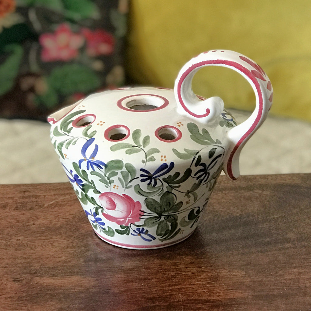 Pique-fleur et arrosoir vintage en céramique décoré à la main fleurs multicolores par Hello Broc brocante en ligne