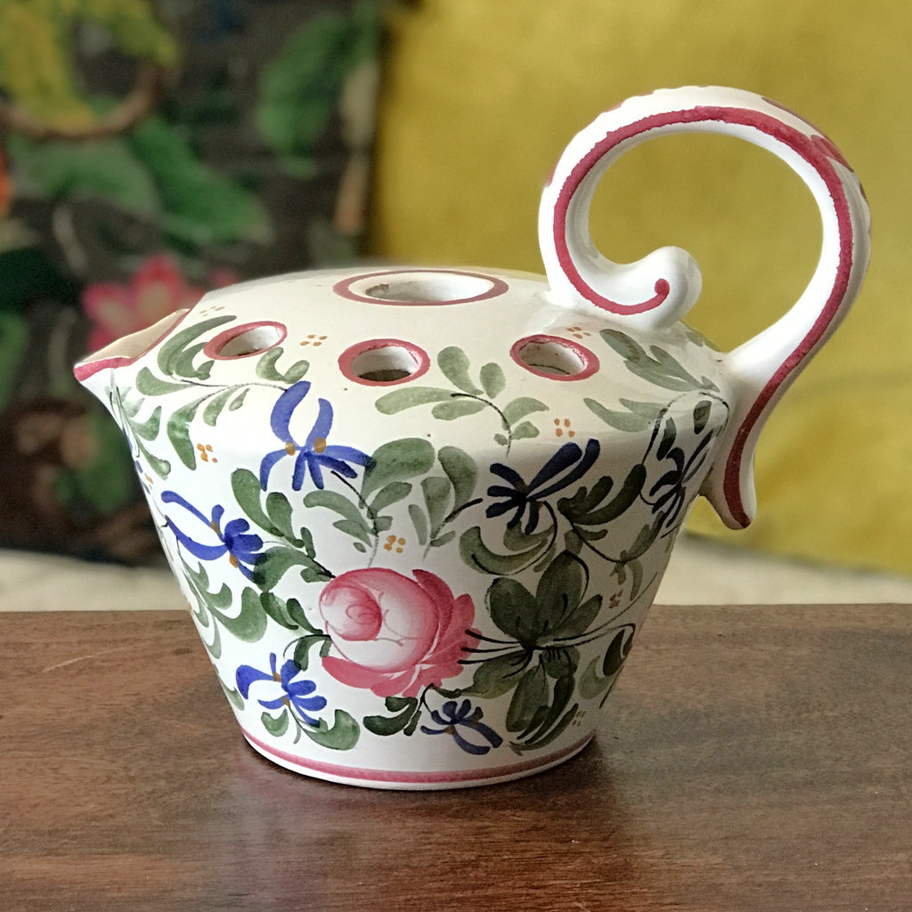 Pique-fleur et arrosoir vintage en céramique décoré à la main fleurs multicolores par Hello Broc brocante en ligne