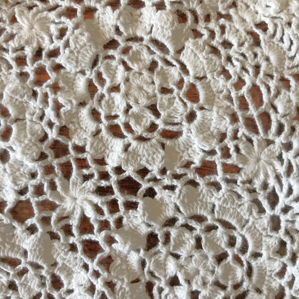 Lot de 3 napperons identiques vintage en crochet blanc et ronds diamètre approximatif de 18 cm par Hello Broc brocante en ligne
