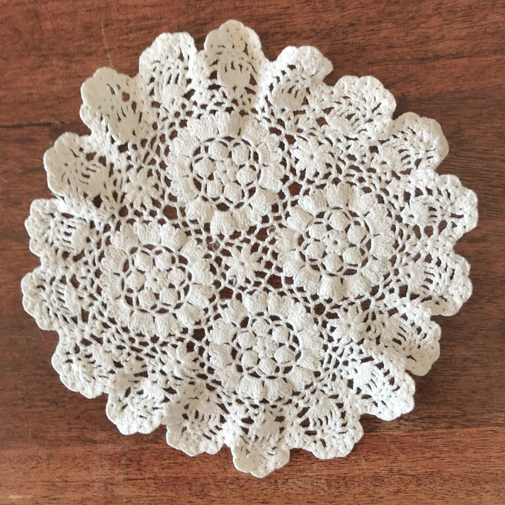 Lot de 3 napperons identiques vintage en crochet blanc et ronds diamètre approximatif de 18 cm par Hello Broc brocante en ligne