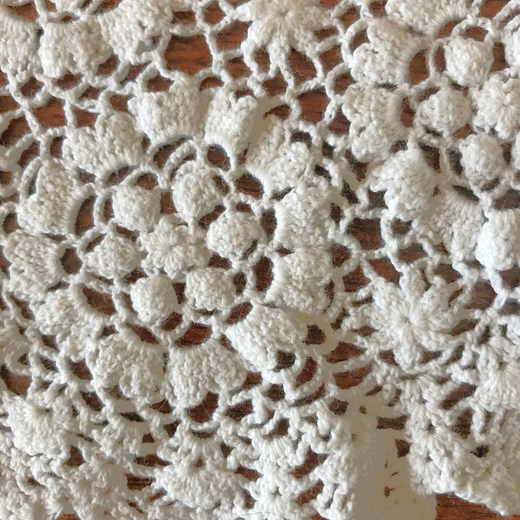 Lot de 3 napperons identiques vintage en crochet blanc et ronds diamètre approximatif de 18 cm par Hello Broc brocante en ligne