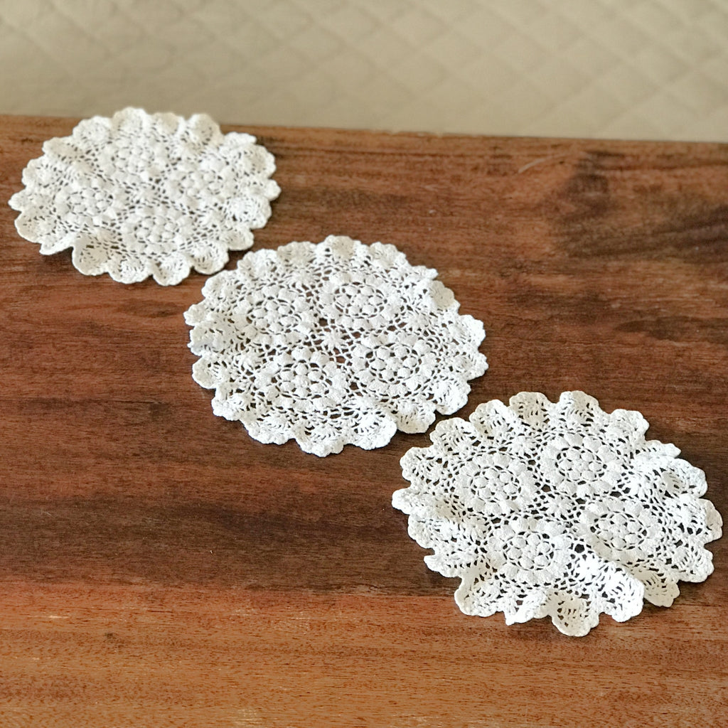 Lot de 3 napperons identiques vintage en crochet blanc et ronds diamètre approximatif de 18 cm par Hello Broc brocante en ligne