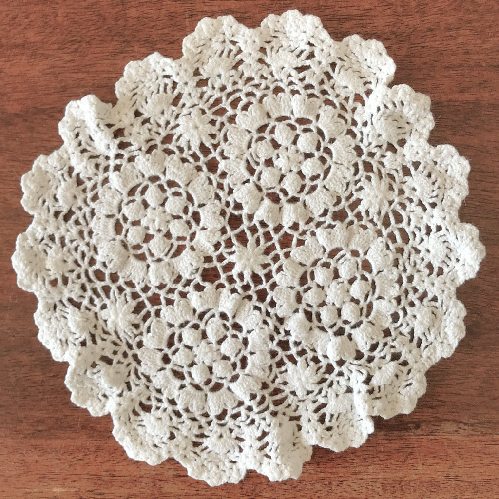 Lot de 3 napperons identiques vintage en crochet blanc et ronds diamètre approximatif de 18 cm par Hello Broc brocante en ligne