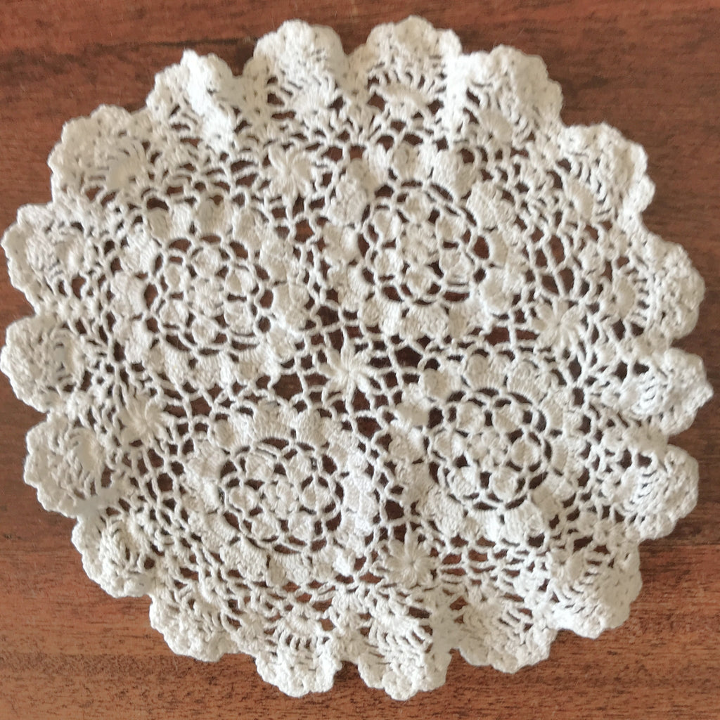 Lot de 3 napperons identiques vintage en crochet blanc et ronds diamètre approximatif de 18 cm par Hello Broc brocante en ligne