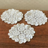 Lot de 3 napperons identiques vintage en crochet blanc et ronds diamètre approximatif de 18 cm par Hello Broc brocante en ligne