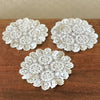 Lot de 3 napperons identiques vintage en crochet blanc et ronds diamètre approximatif de 18 cm par Hello Broc brocante en ligne