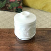 Boîte cylindrique vintage en verre opalin blanc décor en relief de feuillage par Hello Broc brocante en ligne