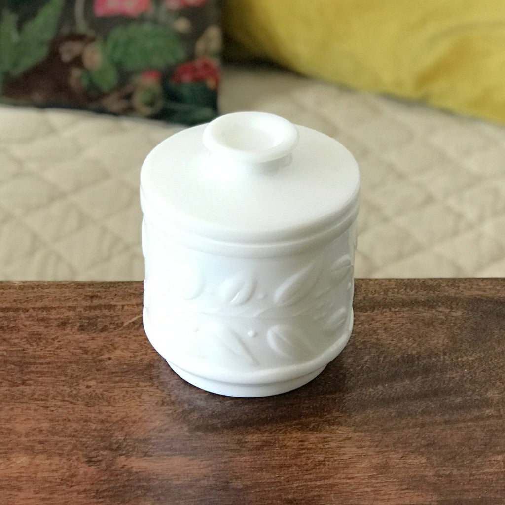 Boîte cylindrique vintage en verre opalin blanc décor en relief de feuillage par Hello Broc brocante en ligne