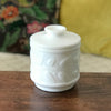 Boîte cylindrique vintage en verre opalin blanc décor en relief de feuillage par Hello Broc brocante en ligne