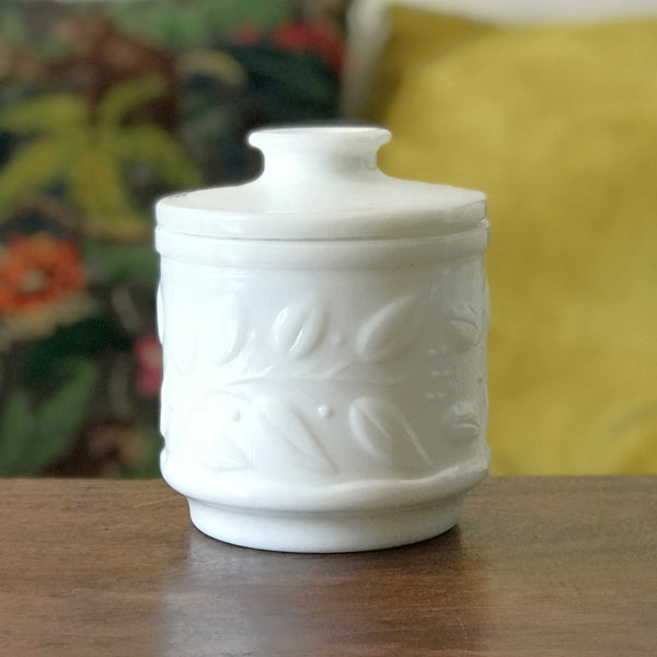 Boîte cylindrique vintage en verre opalin blanc décor en relief de feuillage par Hello Broc brocante en ligne