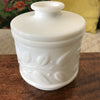 Boîte cylindrique vintage en verre opalin blanc décor en relief de feuillage par Hello Broc brocante en ligne