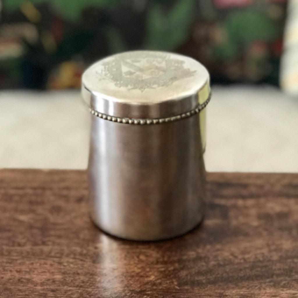 Petite boîte cylindrique en métal avec armoiries sur le couvercle - Hello Broc
