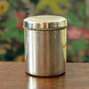 Petite boîte cylindrique en métal avec armoiries sur le couvercle par Hello Broc brocante en ligne