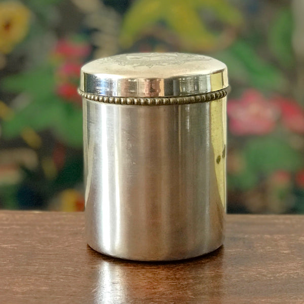 Petite boîte cylindrique en métal avec armoiries sur le couvercle par Hello Broc brocante en ligne