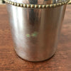 Petite boîte cylindrique en métal avec armoiries sur le couvercle par Hello Broc brocante en ligne