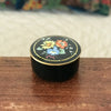 Ancienne petite bonbonnière en céramique Villeroy & Boch décor Xena bouquet de fleurs multicolores sur fond noir par Hello Broc brocante en ligne