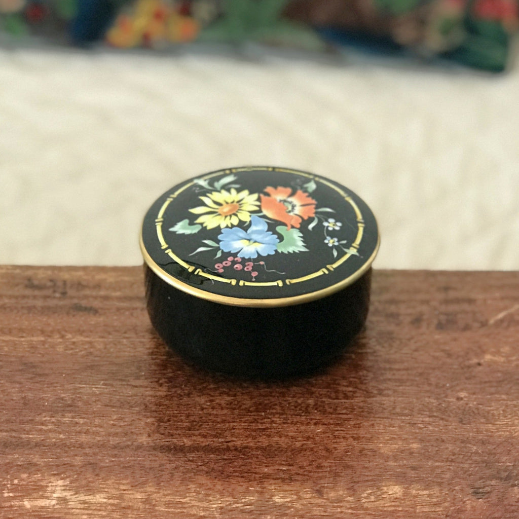 Ancienne petite bonbonnière en céramique Villeroy & Boch décor Xena bouquet de fleurs multicolores sur fond noir par Hello Broc brocante en ligne