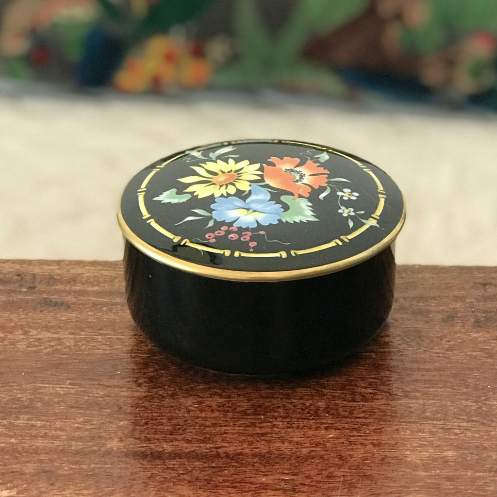 Ancienne petite bonbonnière en céramique Villeroy & Boch décor Xena bouquet de fleurs multicolores sur fond noir par Hello Broc brocante en ligne