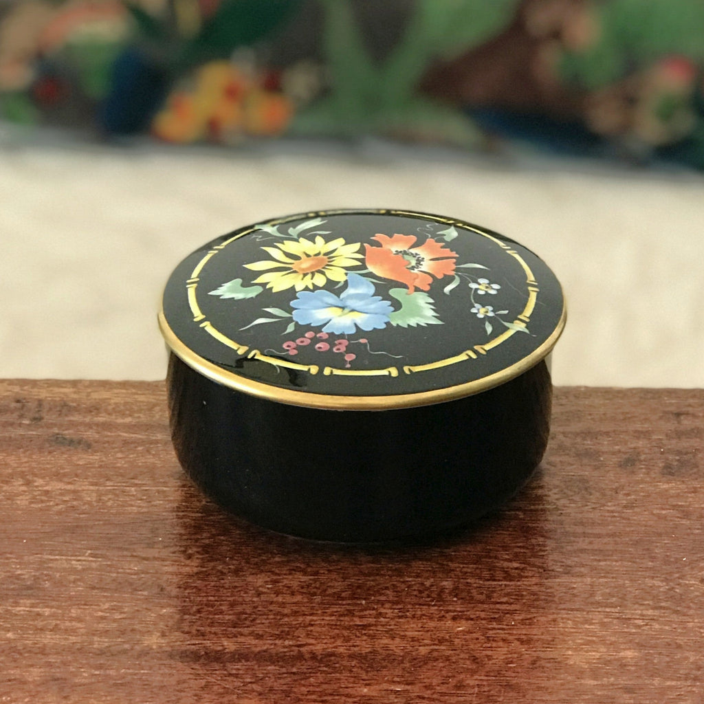 Ancienne petite bonbonnière en céramique Villeroy & Boch décor Xena bouquet de fleurs multicolores sur fond noir par Hello Broc brocante en ligne