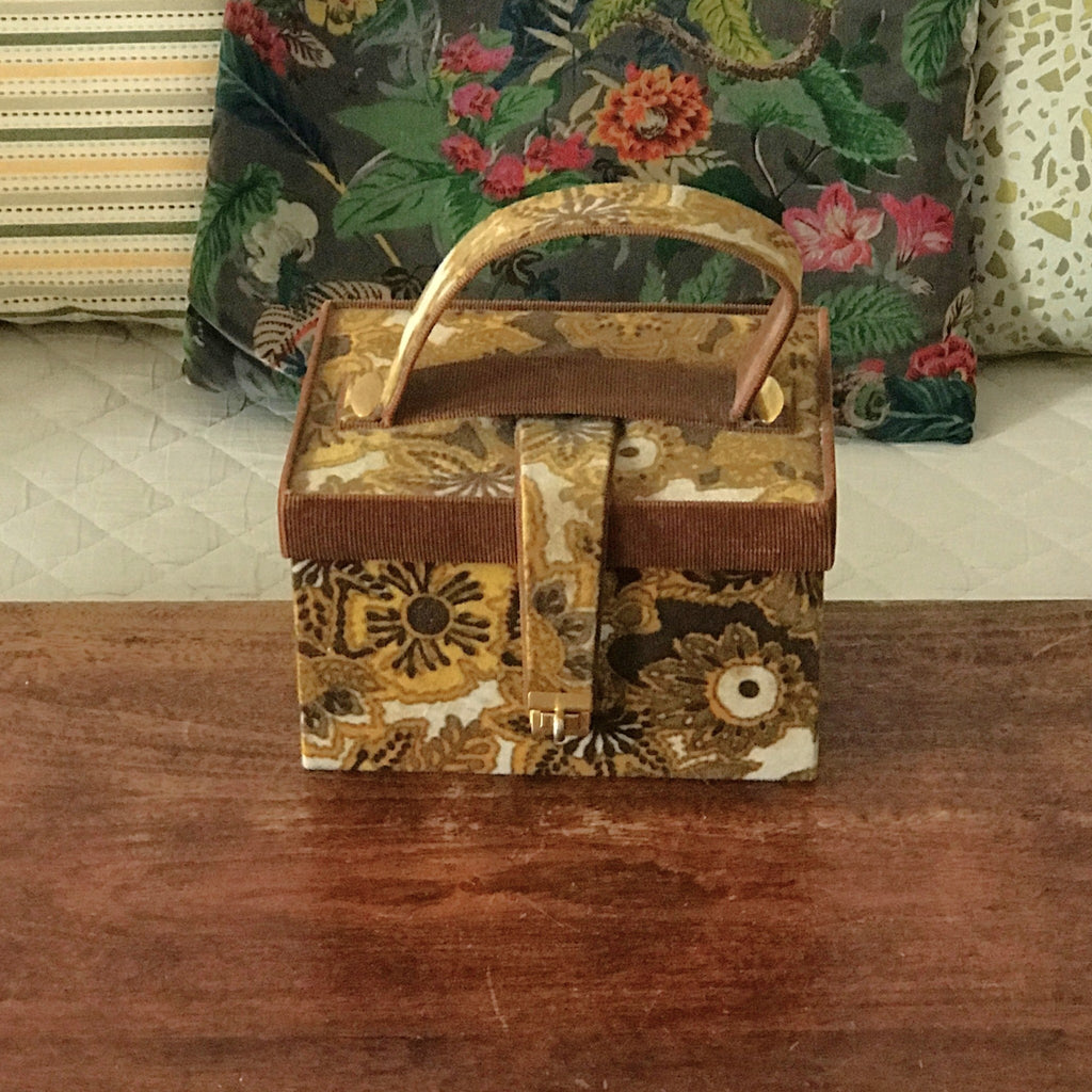Boîte recouverte d'un tissu velours vintage années 70 par Hello Broc brocante en ligne