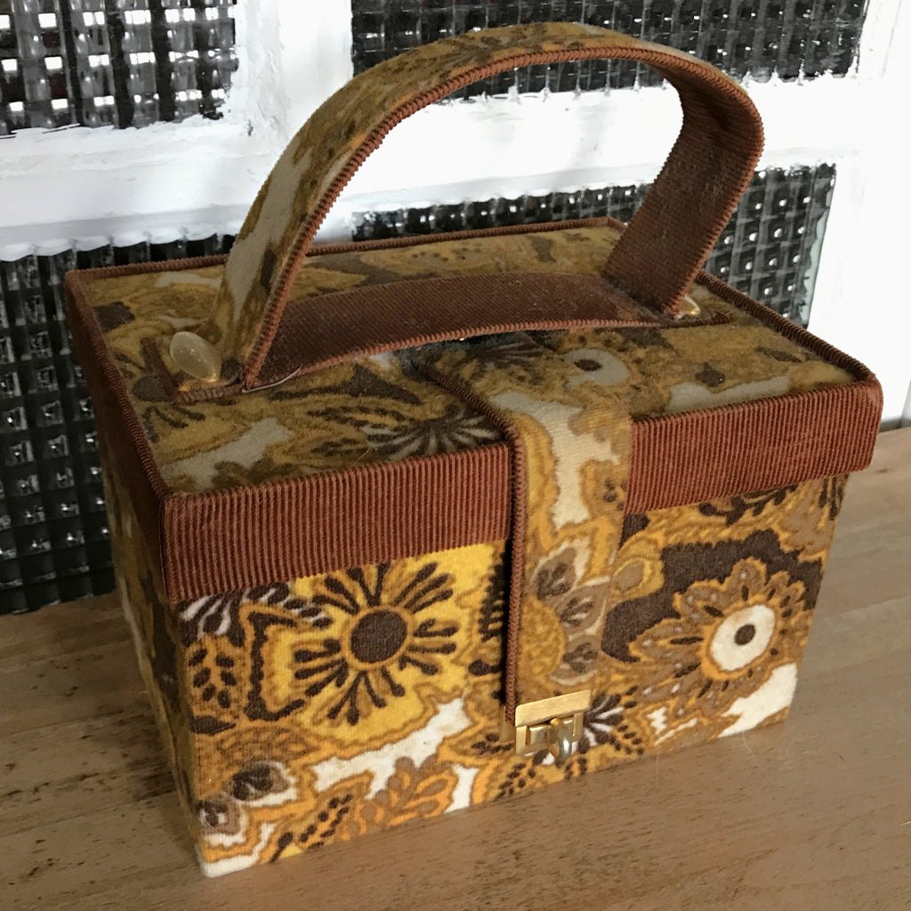 Boîte recouverte d'un tissu velours vintage années 70 par Hello Broc brocante en ligne