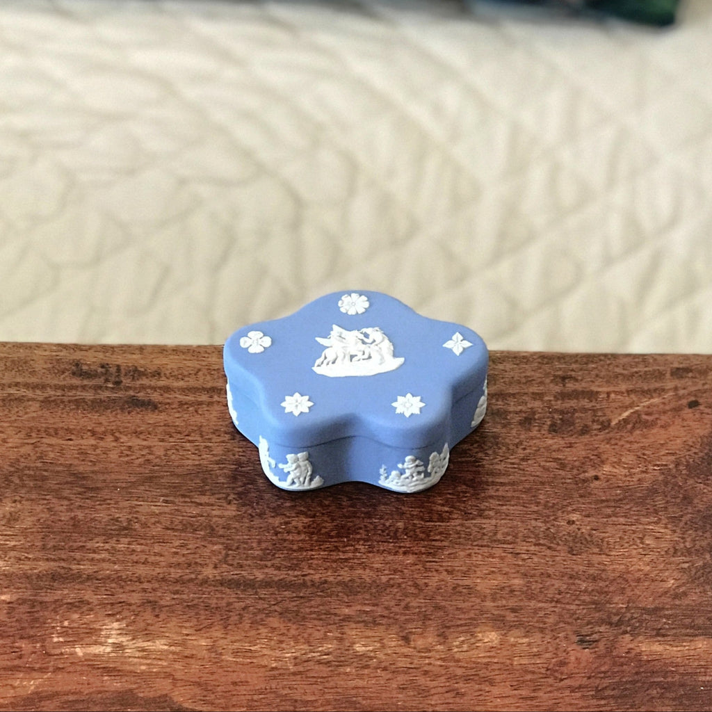 Petite boîte décorative vintage bleu ciel en porcelaine Jasperware Wedgwood par Hello Broc brocante en ligne