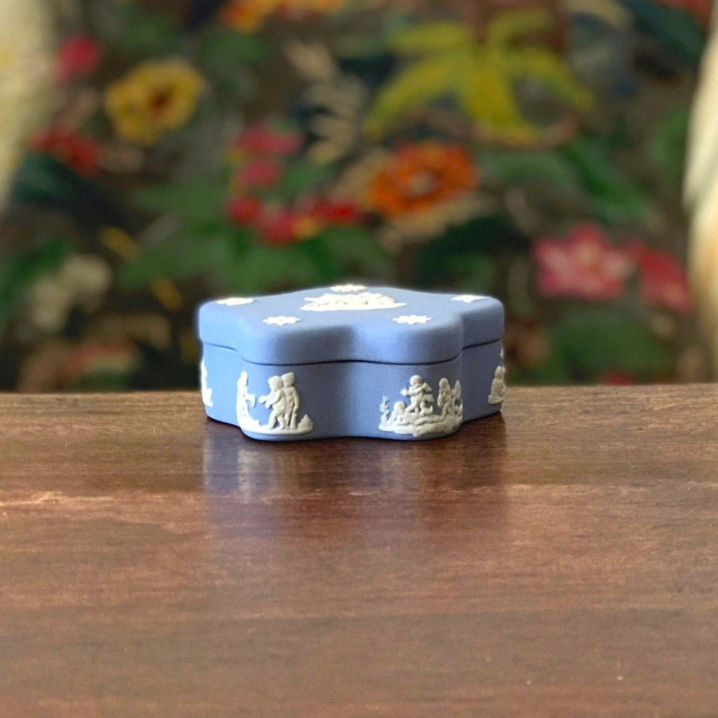 Petite boîte décorative vintage bleu ciel en porcelaine Jasperware Wedgwood par Hello Broc brocante en ligne