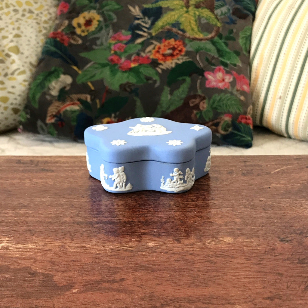 Petite boîte décorative vintage bleu ciel en porcelaine Jasperware Wedgwood par Hello Broc brocante en ligne
