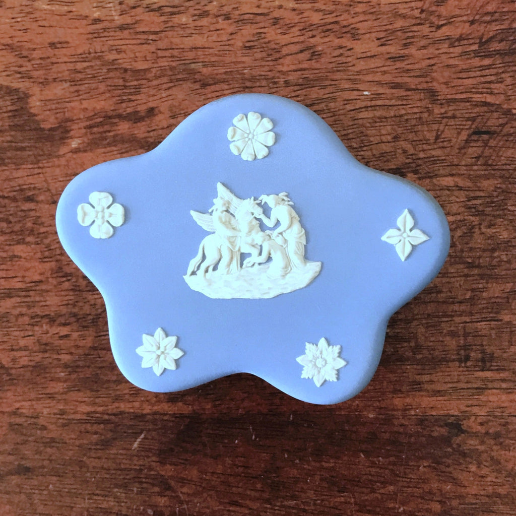 Petite boîte décorative vintage bleu ciel en porcelaine Jasperware Wedgwood par Hello Broc brocante en ligne