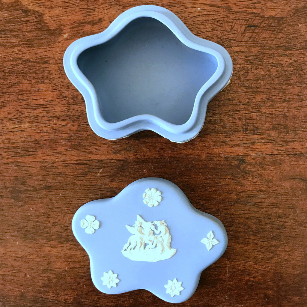 Petite boîte décorative vintage bleu ciel en porcelaine Jasperware Wedgwood par Hello Broc brocante en ligne