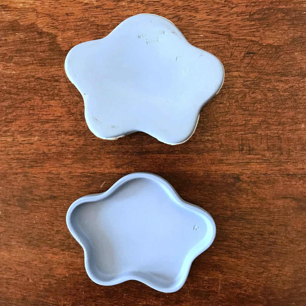 Petite boîte décorative vintage bleu ciel en porcelaine Jasperware Wedgwood par Hello Broc brocante en ligne